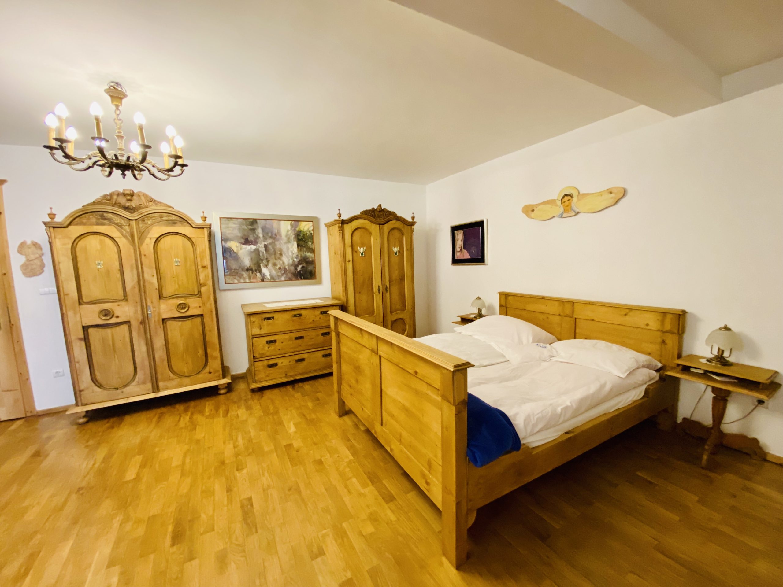 Łóżko małżeńskie oraz drewniane szafy